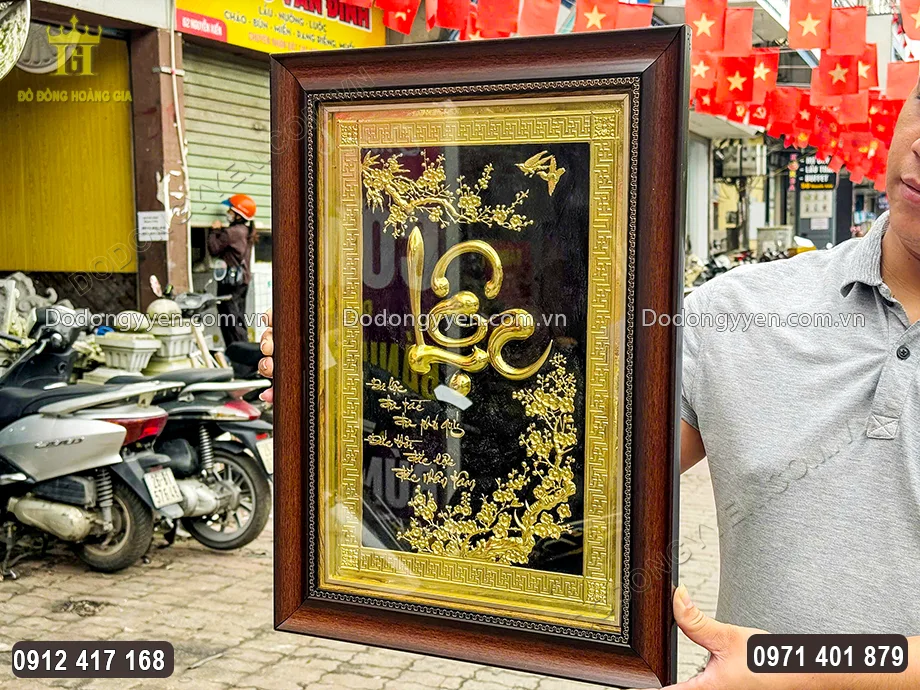 Từng họa tiết hoa văn được mạ v&agrave;ng 24K bằng phương ph&aacute;p điện ph&acirc;n nh&uacute;ng bể